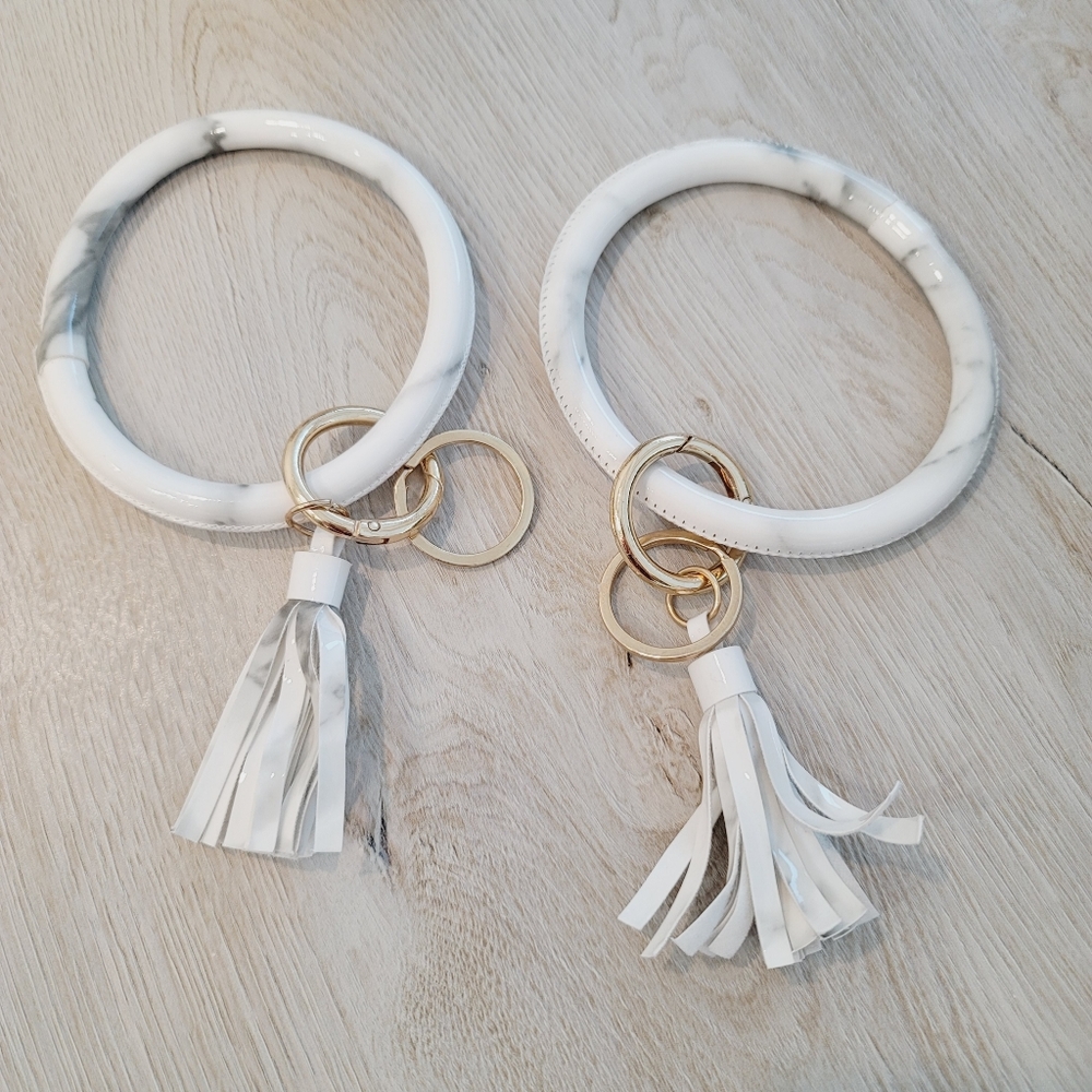 💕 NWOT Set of 2 Wristlet Bracelet Key Chain in White - Picture 12 of 13